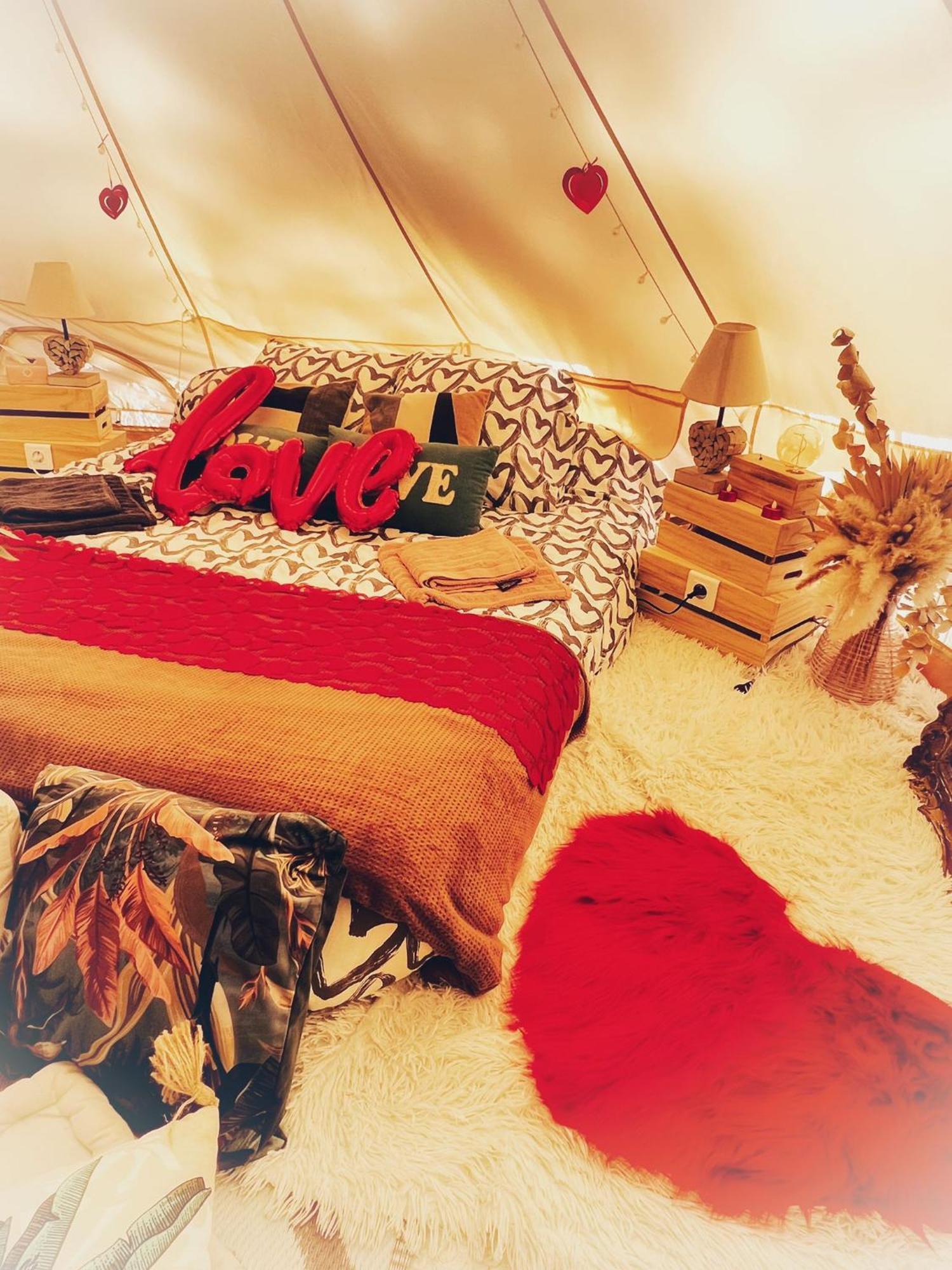 Love Room Tente Lodge Spa Mfg Chez C&C, Exclusivement Reservee Aux Adultes Cantaron Exterior photo